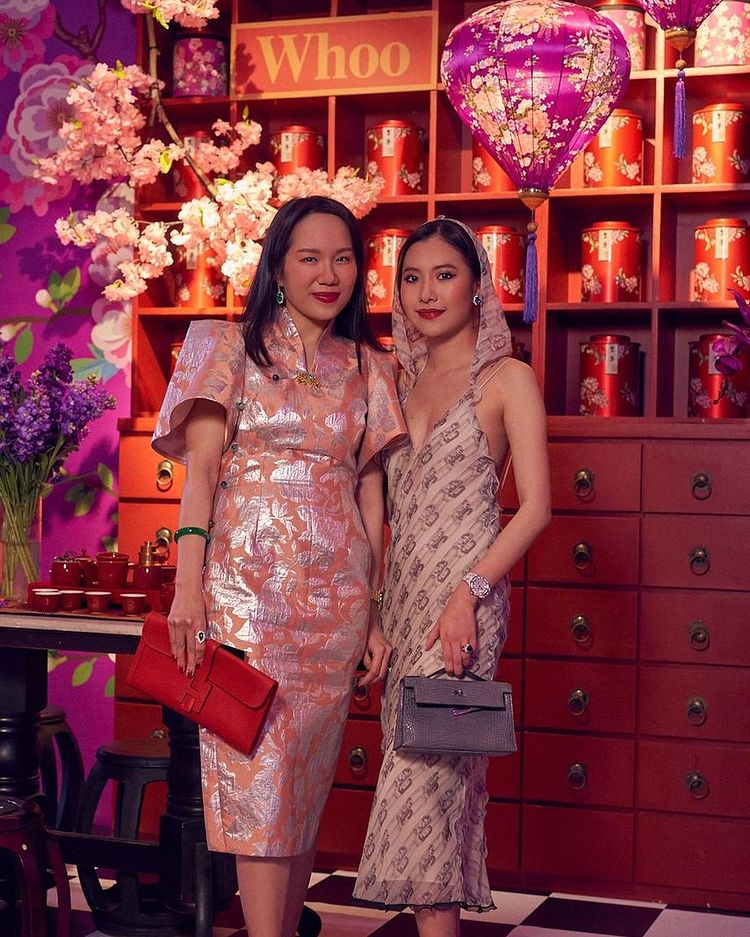 Guests pose with the History of Whoo backdrop at PINCNY2023 event