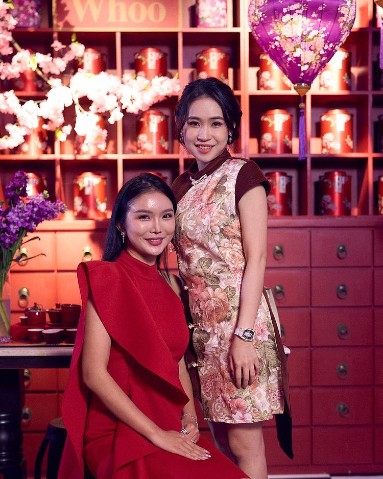 Guests pose with the History of Whoo backdrop at PINCNY2023 event