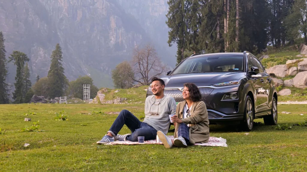 Ronnie and Barty cherish Manali’s landscape with the Hyundai KONA Electric.